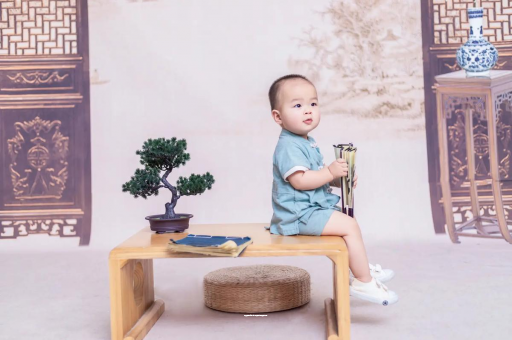 保定女宝宝换尿布