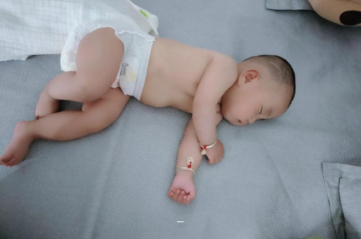 保定宝宝胳膊上起红疙瘩